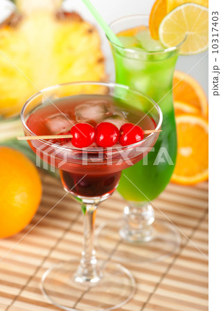 Green and red tropical cocktails Green and red tropical cocktails 10317403