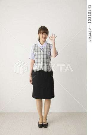 クールビズ　OKサインを出すビジネスウーマン 10318545