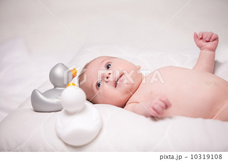 Baby and the ducks 10319108