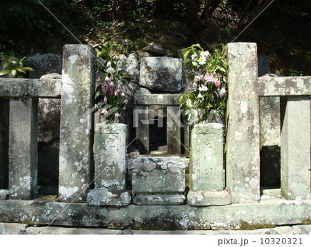 静岡市の誓願寺にある片桐且元の墓 10320321