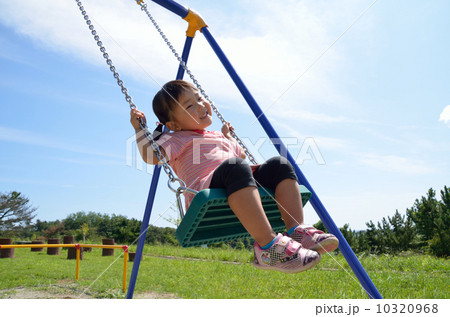 ブランコで遊ぶ女の子 10320968