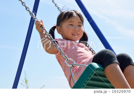 ブランコで遊ぶ女の子 10320970