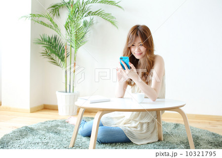 スマートフォンを使う女性 スマートフォンを使う女性 10321795