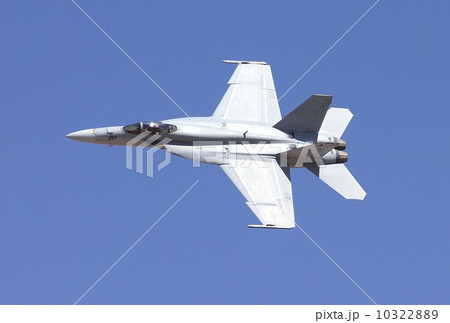 晴れ渡る青空を旋回飛行する米海軍の空母艦載機F/A-18Eスーパーホーネット戦闘攻撃機 10322889
