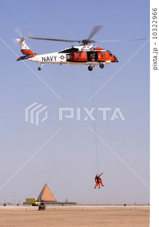 航空ショーで救助訓練飛行を見せる米海軍のHH-60Sペーブホーク救難ヘリコプター 航空ショーで救助訓練飛行を見せる米海軍のHH-60Sペーブホーク救難ヘリコプター 10322966