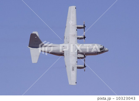 ブルーエンジェルス所属のＫＣ－１３０Ｒ空中給油輸送機の高機動デモ飛行 10323043