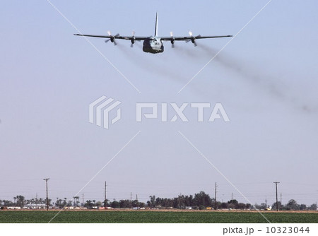 ブルーエンジェルス所属のKC-130Rハーキュリーズ空中給油輸送機の超低空高機動デモ飛行 10323044