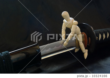 刀に跨って刃先を点検するモデル人形 10324166