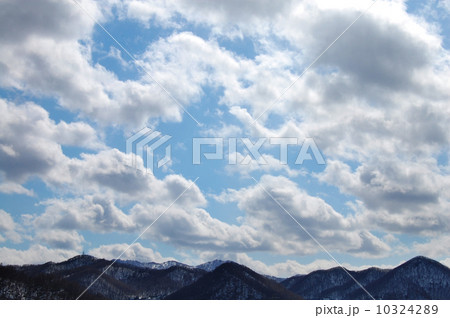札幌の円山と周辺の山並みと空 10324289