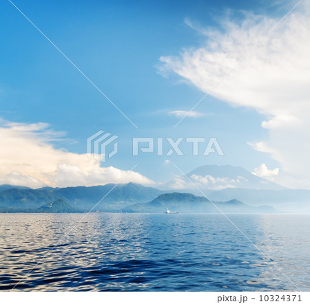 Tropical sea and blue sky 10324371