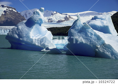 エル・グラシアレス国立公園の氷塊 10324722