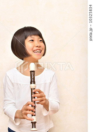 笛を吹く女の子 10325834