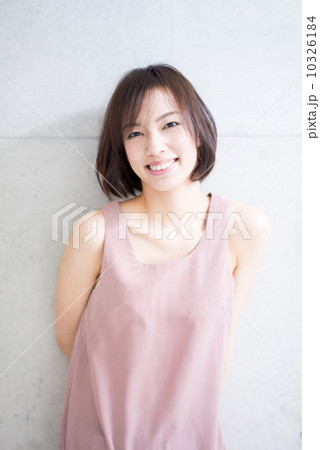 笑顔の女性 笑顔の女性 10326184
