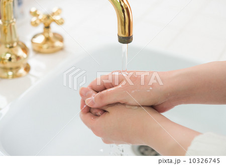 手を洗う 10326745