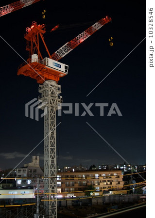 夜のクレーン車 10328546