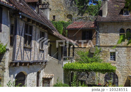 フランス、ミディ・ピレネー地方サン・シル・ラポピーの風景 10328551
