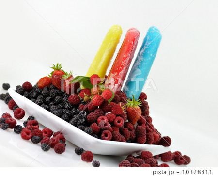 ice cream and berries 10328811