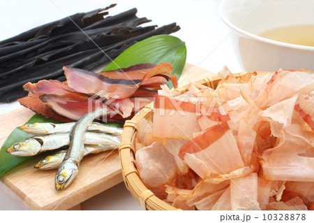 かつお節　出汁　煮干し　うるめいわし　昆布　白背景 10328878
