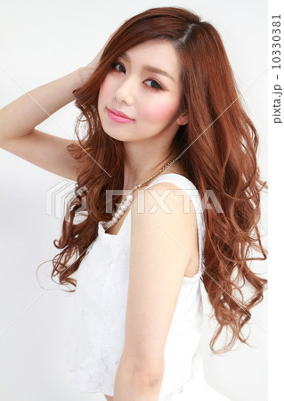 ロングヘアの女性(ヘアカタログ向け) ロングヘアの女性(ヘアカタログ向け) 10330381