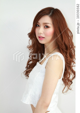 ロングヘアの女性(ヘアカタログ向け) ロングヘアの女性(ヘアカタログ向け) 10330382