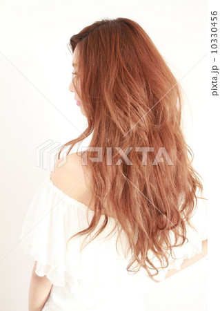 ロングヘアの女性(ヘアカタログ向け) ロングヘアの女性(ヘアカタログ向け) 10330456