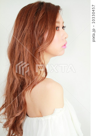 ロングヘアの女性(ヘアカタログ向け) ロングヘアの女性(ヘアカタログ向け) 10330457