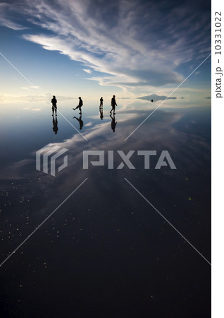 ウユニ塩湖の絶景 10331022