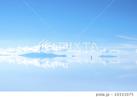 ウユニ塩湖の絶景 10331075