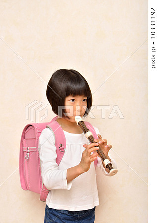 笛を吹く女の子 10331192