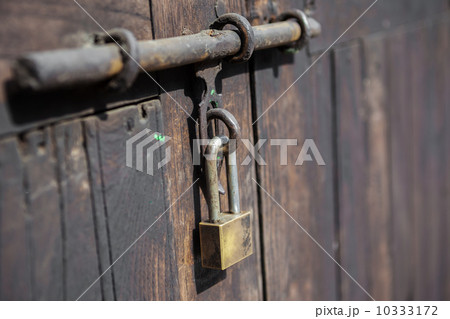Padlock, close up wood door with metal locked Padlock, close up wood door with metal locked 10333172