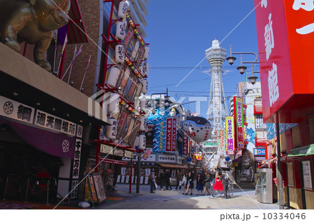 大阪のシンボル、通天閣「国指定登録有形文化財」とレトロな新世界の繁華街と人力車 10334046