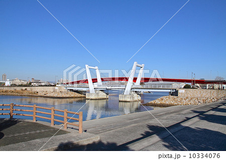 西宮市の香櫨園浜(こうろえんはま)(別名/御前浜)にある可動橋、跳ね橋「御前浜橋」 西宮市の香櫨園浜(こうろえんはま)(別名/御前浜)にある可動橋、跳ね橋「御前浜橋」 10334076