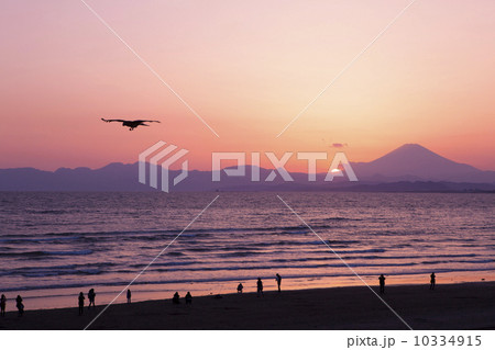 片瀬西浜海岸の夕日 片瀬西浜海岸の夕日 10334915