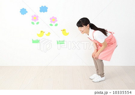 園児に呼びかける保育士 10335554