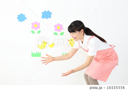 園児を迎え入れる保育士 園児を迎え入れる保育士 10335556