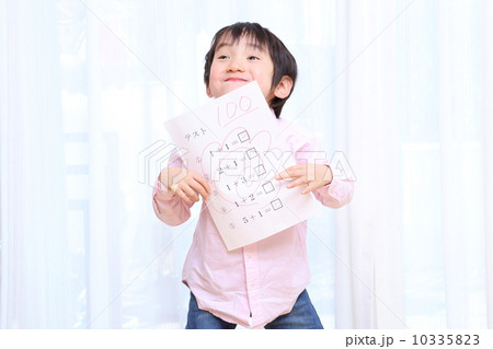 100点の答案を持つ男の子 100点の答案を持つ男の子 10335823