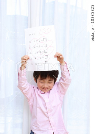 100点の答案を持つ男の子 10335825