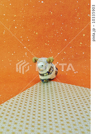 年賀2015・手作り和紙仕上げ「牡羊1頭」麻の葉柄の上・銀箔赤系和紙バック縦位置ハガキ対応比 年賀2015・手作り和紙仕上げ「牡羊1頭」麻の葉柄の上・銀箔赤系和紙バック縦位置ハガキ対応比 10335903