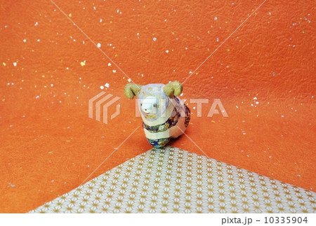 年賀2015・手作り和紙仕上げ「牡羊1頭」麻の葉柄の上・銀箔赤系和紙バック横位置ハガキ対応比 年賀2015・手作り和紙仕上げ「牡羊1頭」麻の葉柄の上・銀箔赤系和紙バック横位置ハガキ対応比 10335904