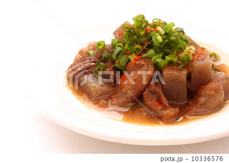 牛スジの煮込み　どて焼　すじこん　アップ　白背景 10336576
