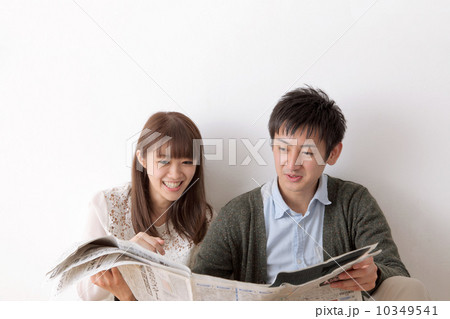 新聞を読む男女 新聞を読む男女 10349541