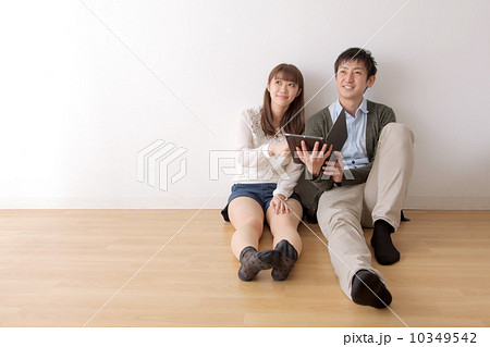 探しものをする男女 10349542