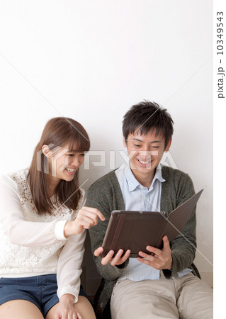 探しものをする男女 10349543