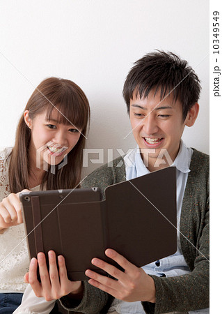 探しものをする男女 10349549