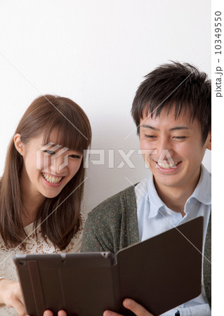 探しものをする男女 探しものをする男女 10349550