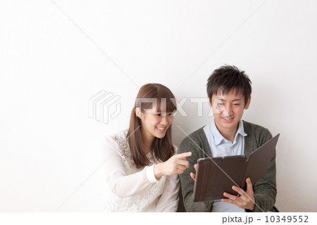 探しものをする男女 10349552