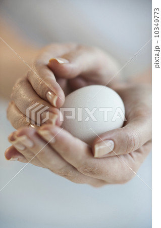 Hands holding egg Hands holding egg 10349773