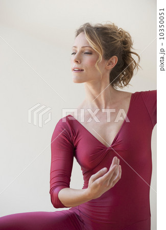 A female ballet dancer A female ballet dancer 10350051