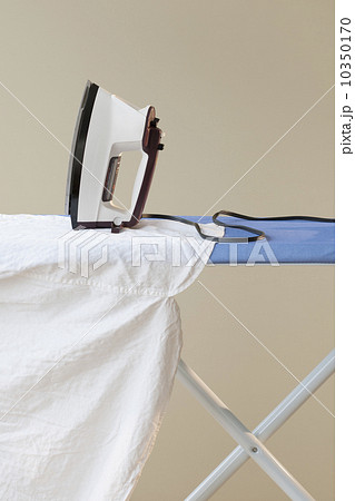 An ironing board with an iron 10350170