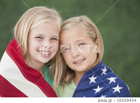 Happy sisters Happy sisters 10350454